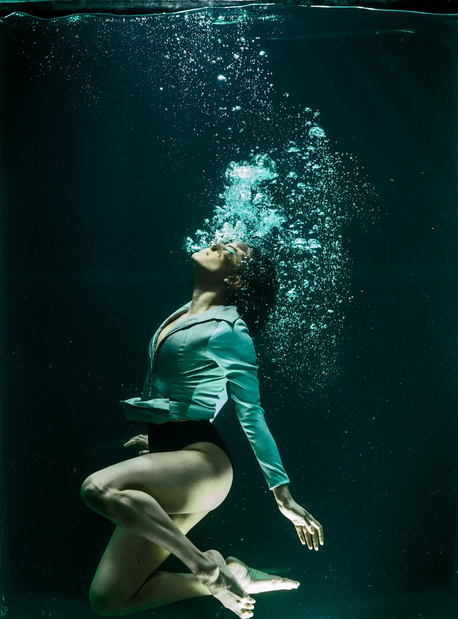 Femme en apnée posant sous l’eau lors d’un shooting photo underwater pendant une croisière privatisée à Marseille