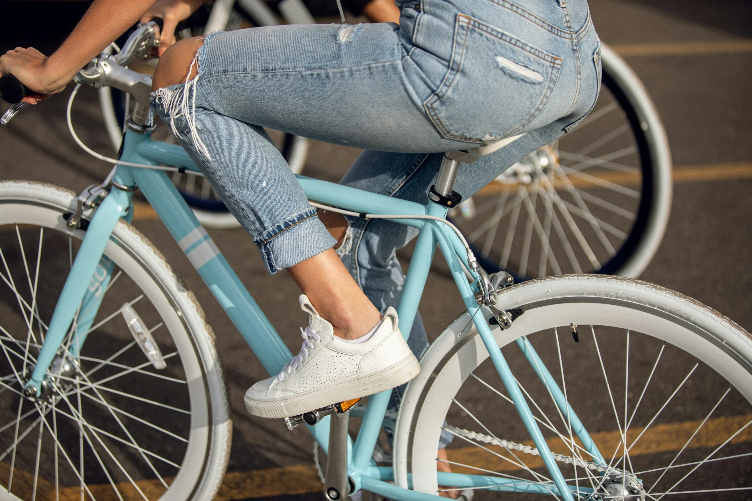 Femme pédalant en vélo électrique dans les vignobles de la côte marseillaise lors d’une balade EVJF.