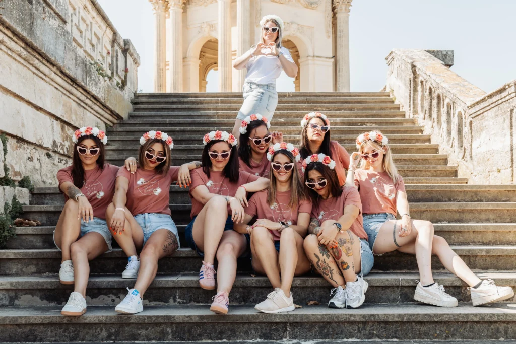 Groupe de femmes posant de façon naturelle et joyeuse pendant un tournage de clip vidéo EVJF.
