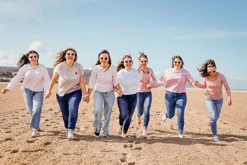 Groupe de femmes participant à une mini-olympiade EVJF sur la plage de Deauville