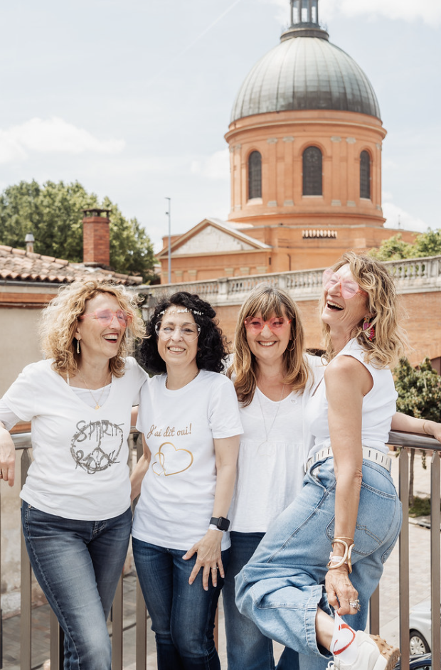 EVJF à Toulouse : groupe de filles souriantes posant ensemble en pleine ville.