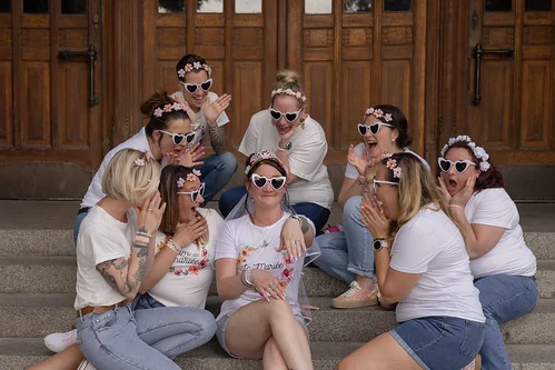 groupe de femmes celebrant un evjf et admirant la bague de la mariee lors d une experience video a lille