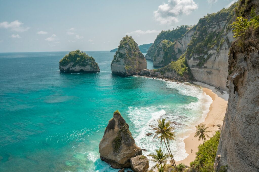 Falaises verdoyantes bordant une plage tropicale à Bali