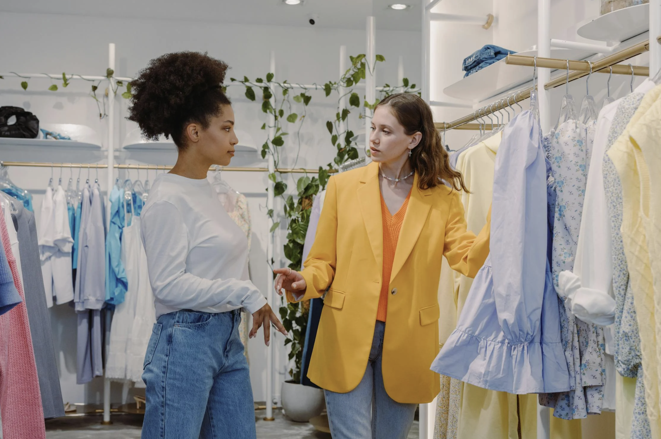 Conseillère mode accompagnant la future mariée lors d’une Fashion Party EVJF à Bordeaux, moment complice et stylé