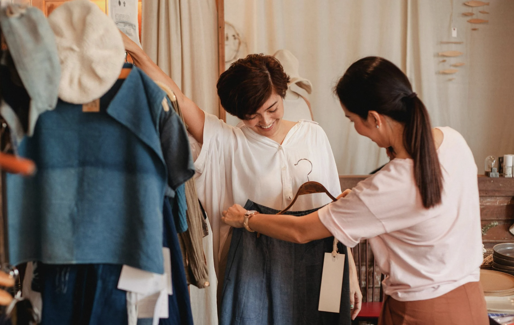EVJF à Bruxelles : fashion party entre amies avec essayages de tenues et accessoires stylés.
