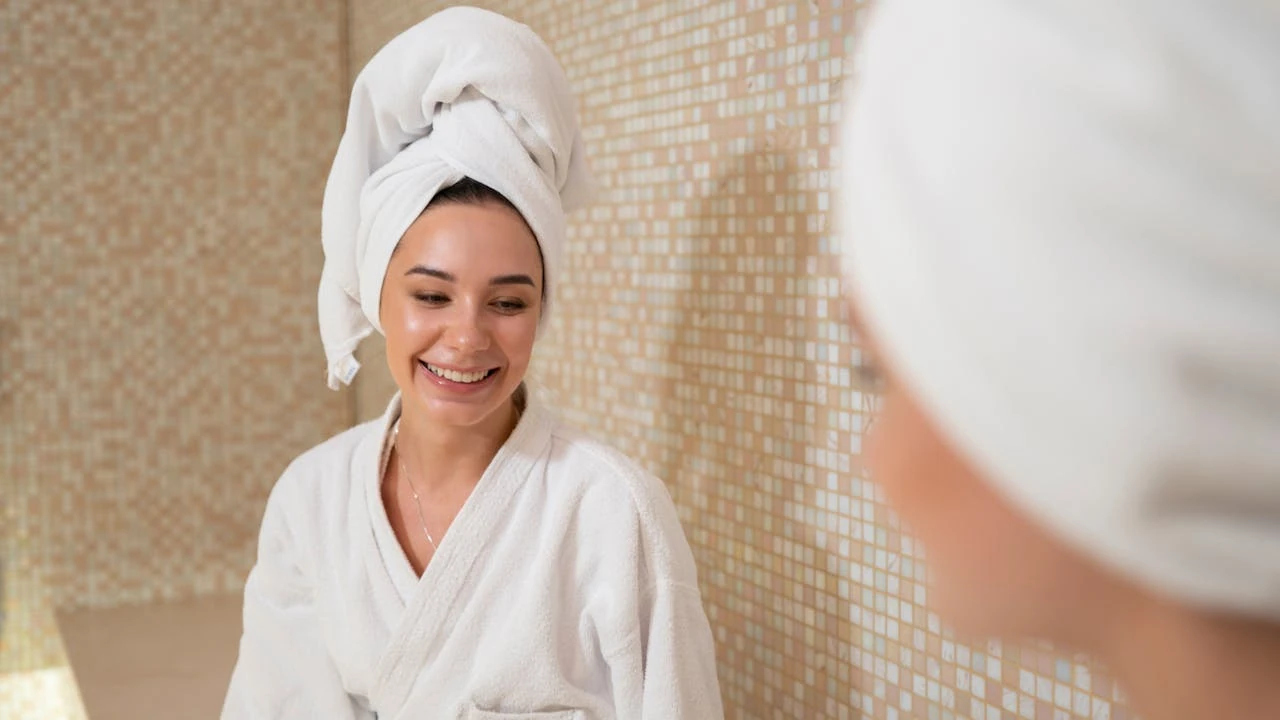 Femmes en peignoir discutant dans un hammam carrelé, ambiance relaxante