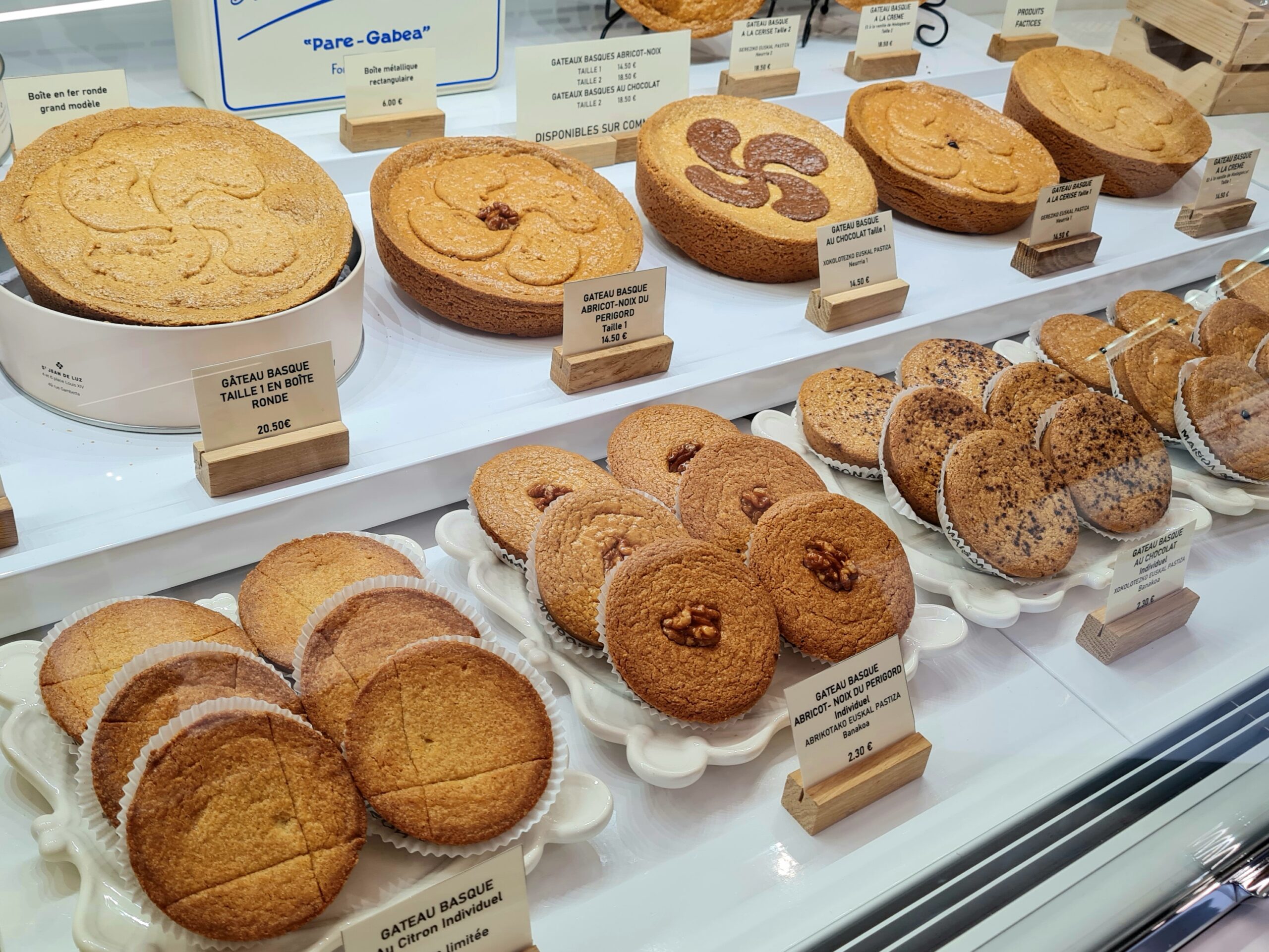 Gâteaux basques en vitrine d'une boutique du centre ville de Biarritz lors d'un EVJF