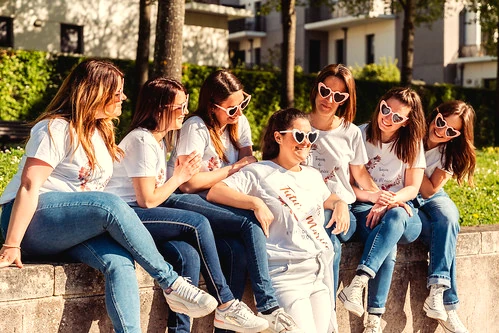 Groupe de jeunes femmes en t-shirts assortis profitant d’un EVJF ensoleillé et chaleureux à Cabourg
