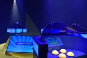plateau de jeu lumineux avec ecrans et buzzers