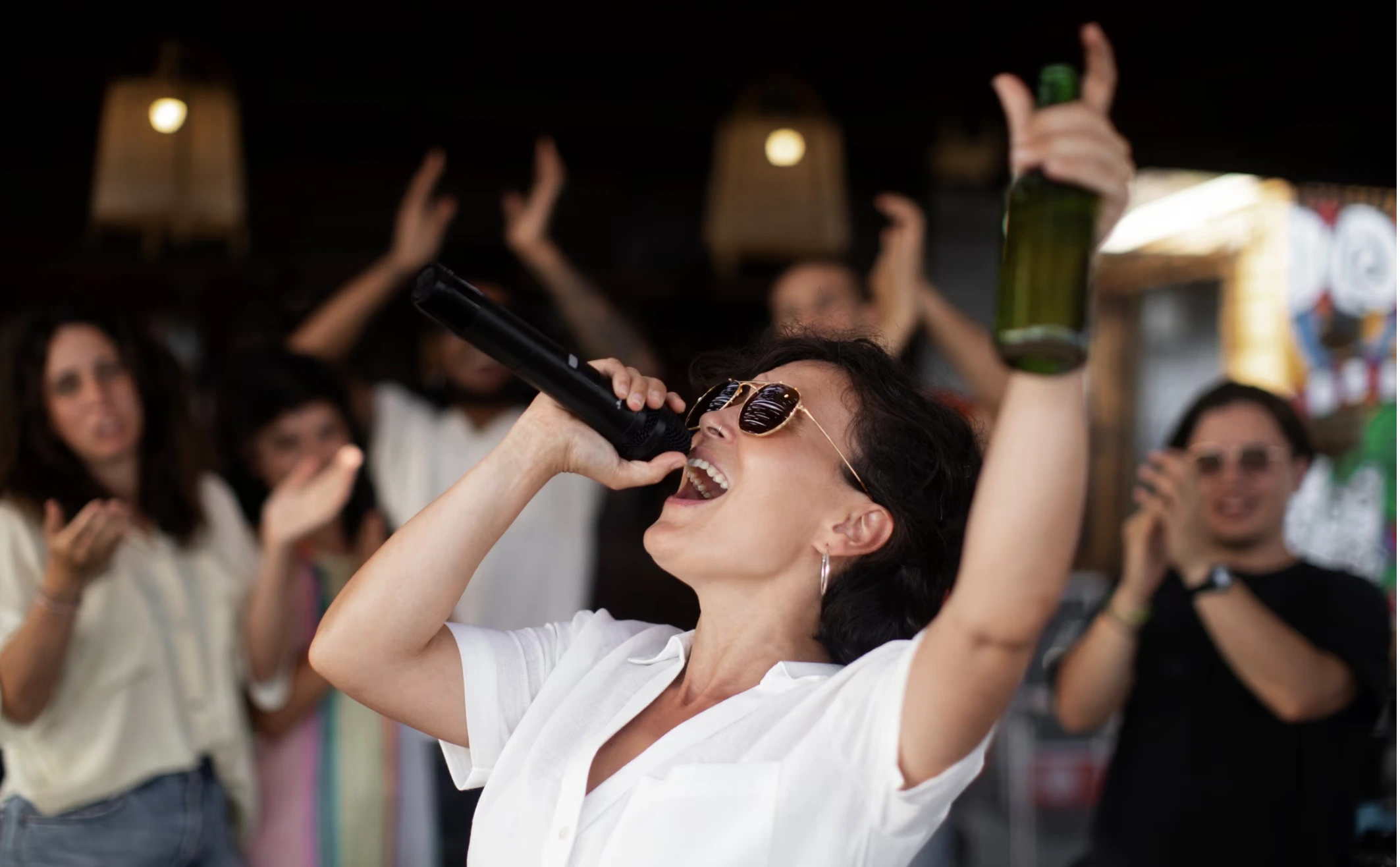 Amies en pleine fête et bonne ambiance lors de la Soirée Karaoké EVJF Marseille.