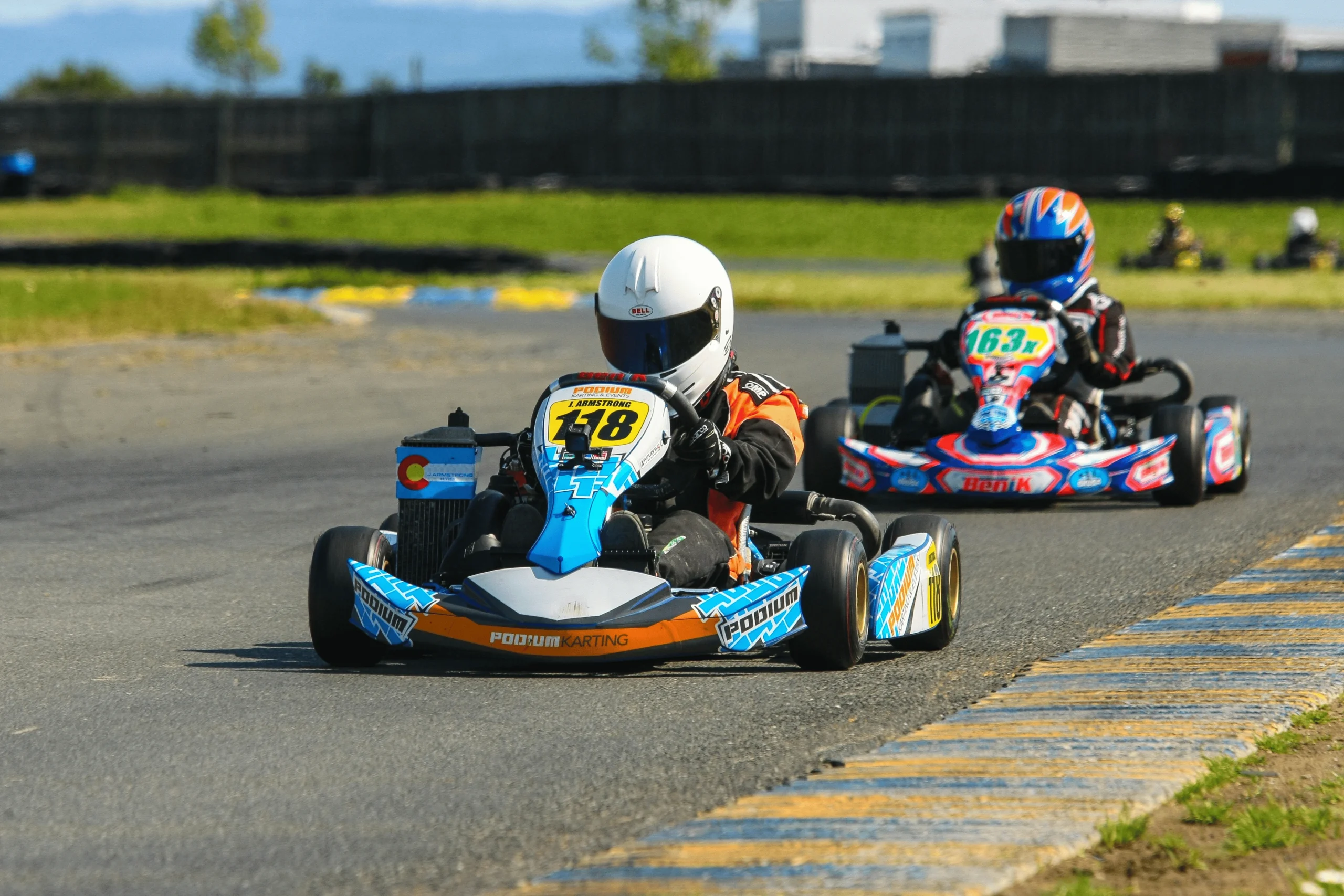 Groupe de femmes en pleine course de karting pendant un EVJF.