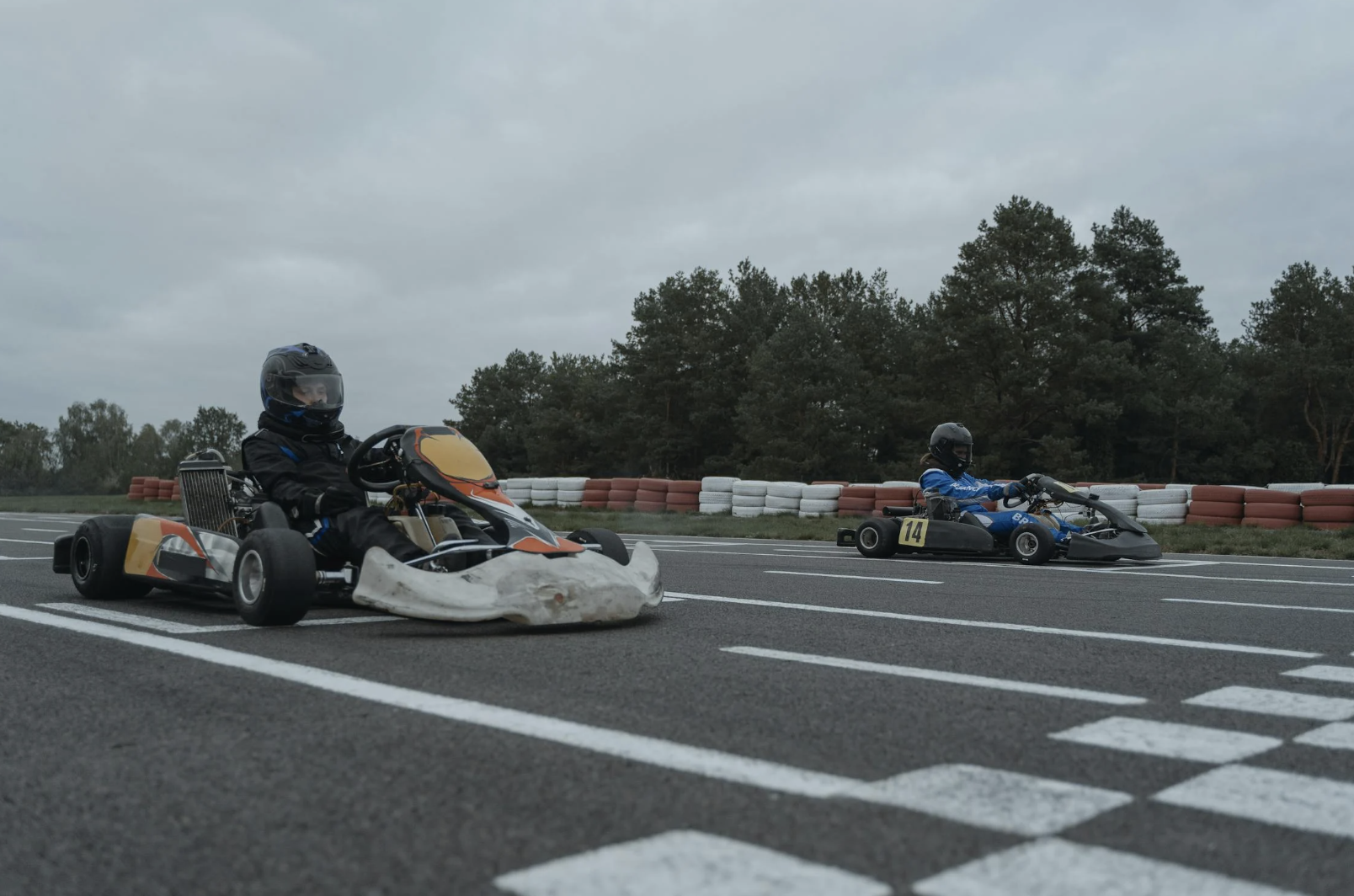EVJF karting à Strasbourg : les participantes prêtes à s’élancer sur la piste.