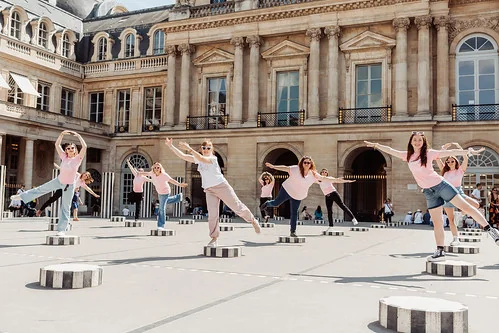 Amies posant et riant sur les colonnes de Buren lors d’un EVJF à Paris