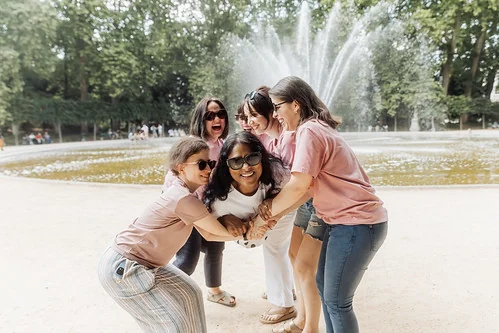 Groupe de femmes riant et s’amusant devant une fontaine lors d’un EVJF Koh Bride à Paris