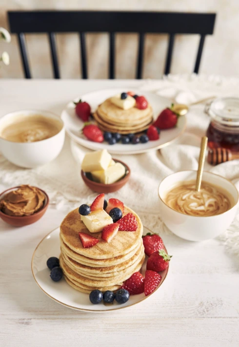 Pancakes moelleux empilés, nappés de sirop d’érable, servis lors d’un brunch EVJF à Montpellier.