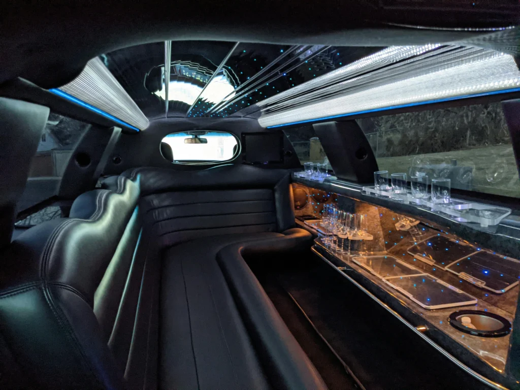 Intérieur luxueux et lumineux d’une limousine pour une balade EVJF à Marseille.