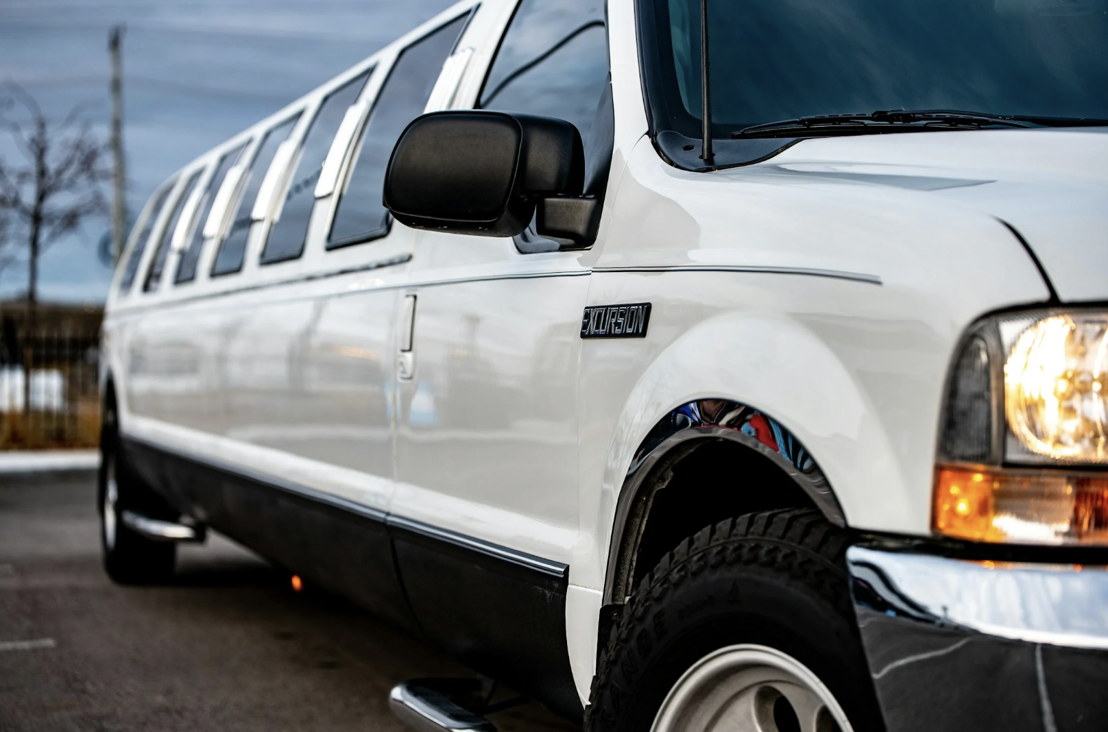 EVJF en limousine : la future mariée et ses amies profitent d’un moment chic et festif.