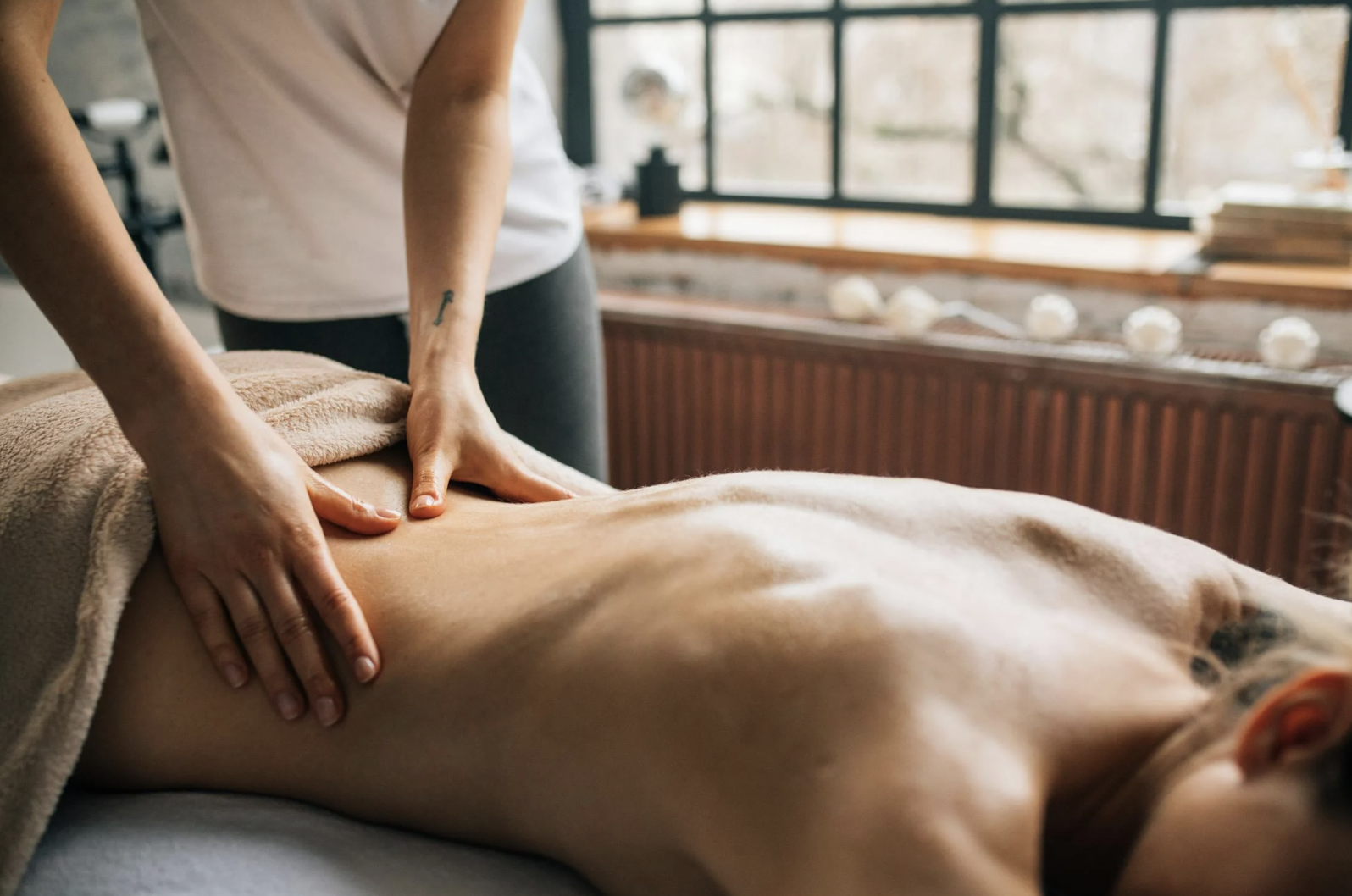 EVJF à Bruxelles : future mariée se relaxant pendant un massage professionnel à domicile.