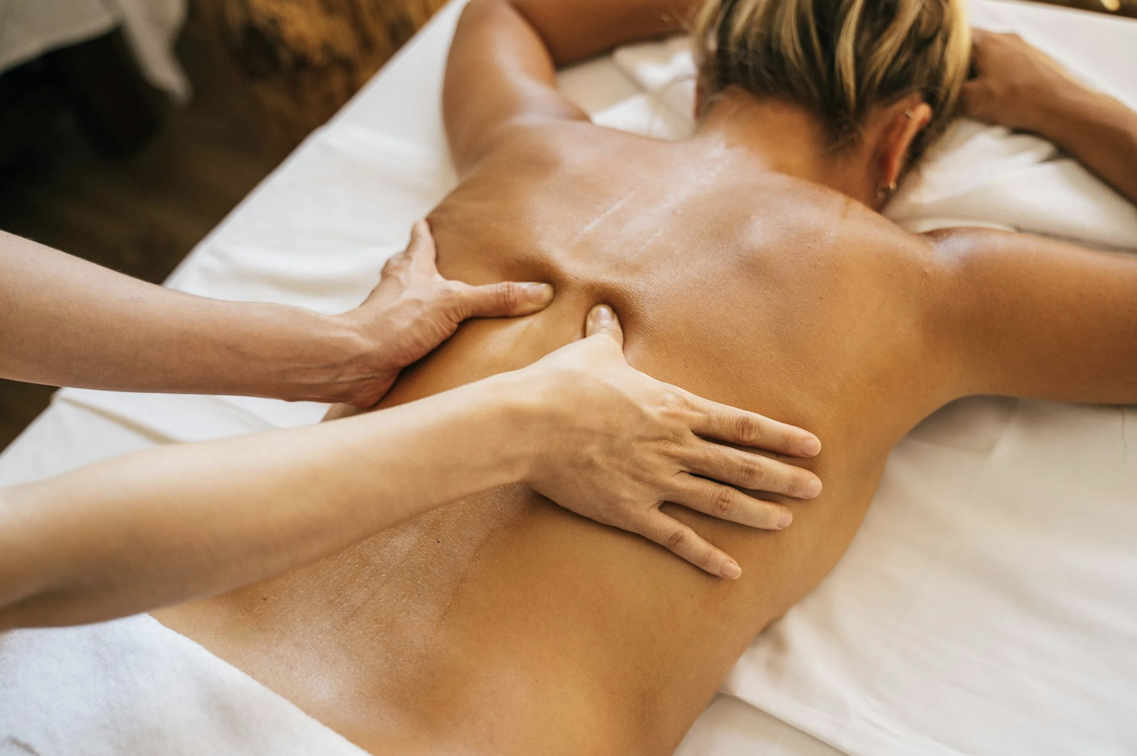 Future mariée se faisant masser lors d’un EVJF avec massage à domicile.