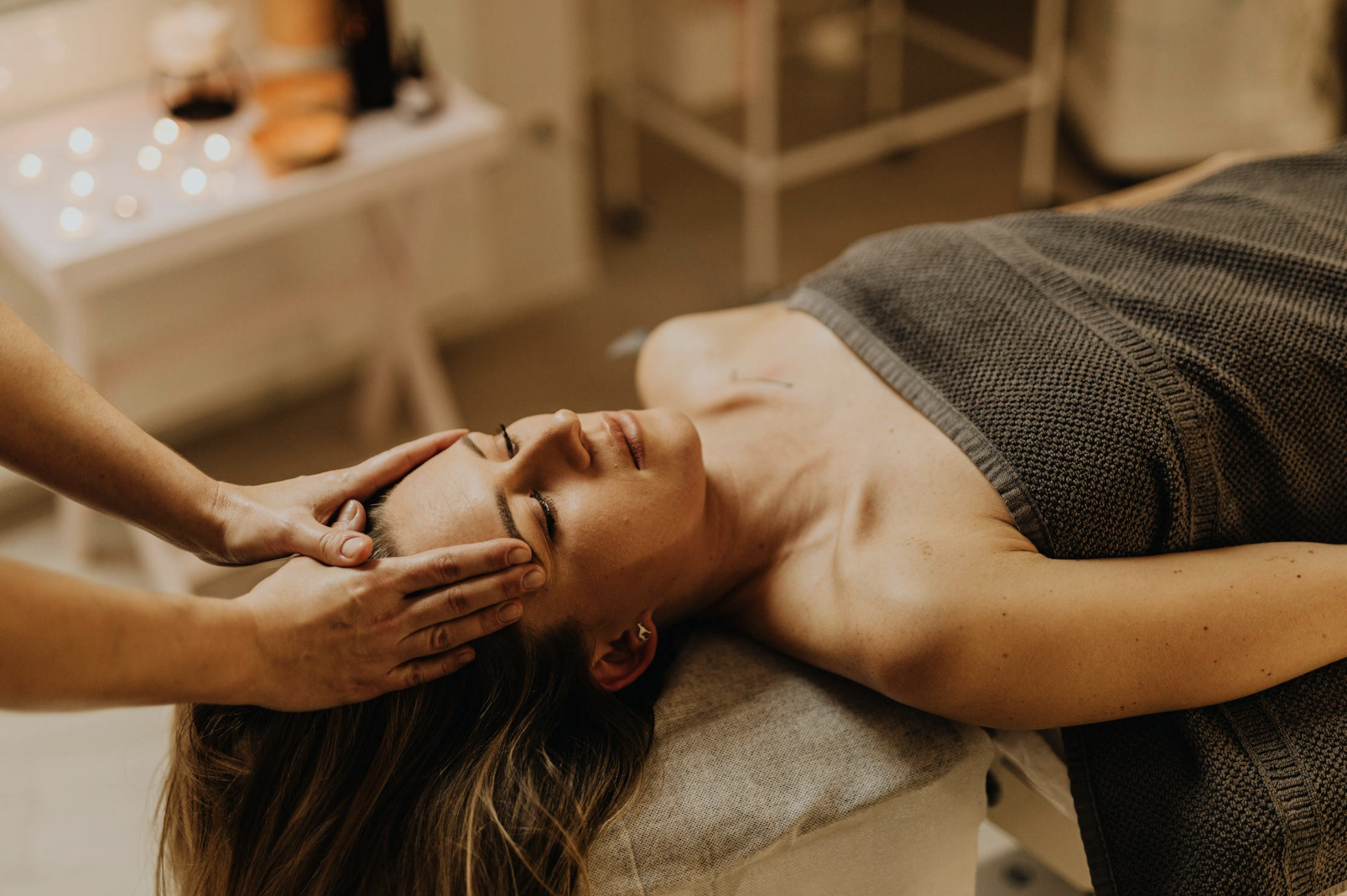 EVJF à Toulouse : la future mariée reçoit un massage relaxant à domicile.