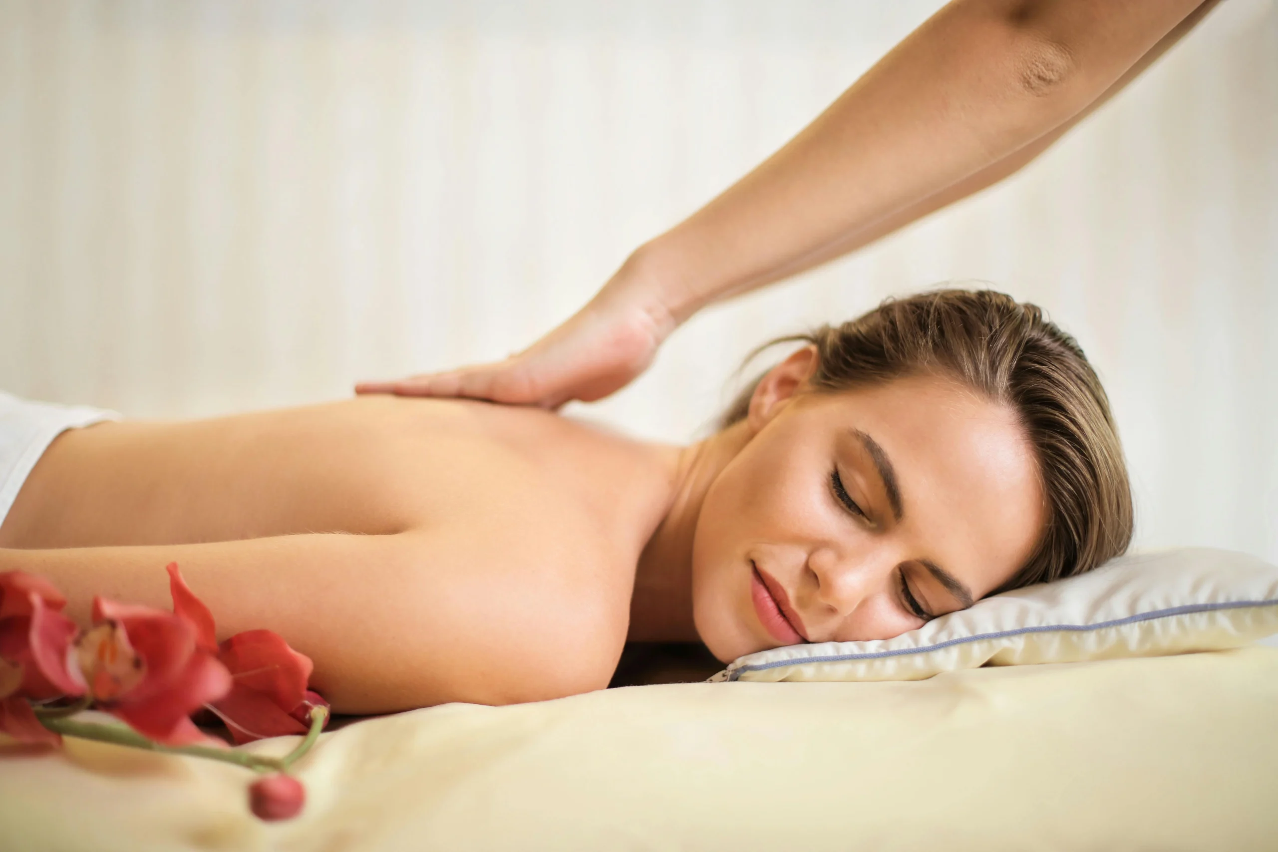 Future mariée recevant un massage relaxant pendant un EVJF.