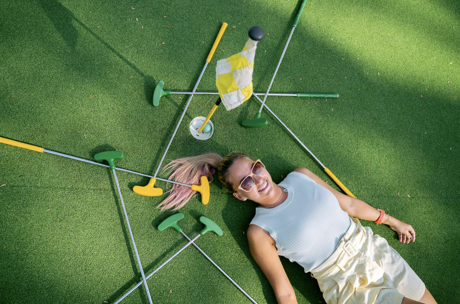 EVJF mini-golf à Strasbourg : les participantes jouent sur un parcours ludique en plein air.