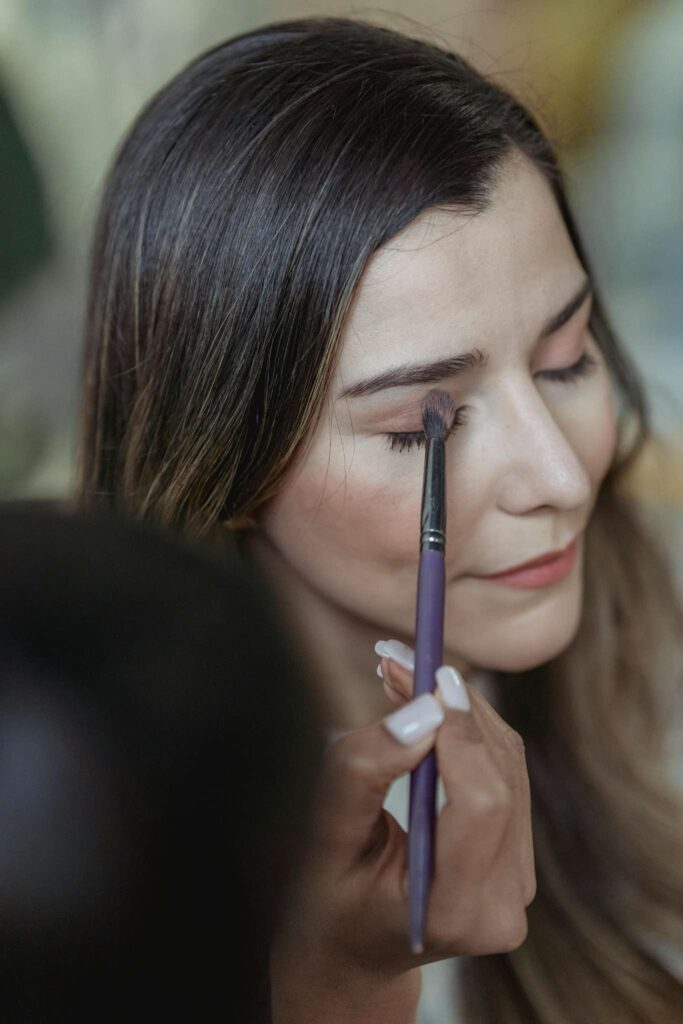 Application de fard à paupières sur une future mariée lors d’un atelier beauté EVJF à Marseille