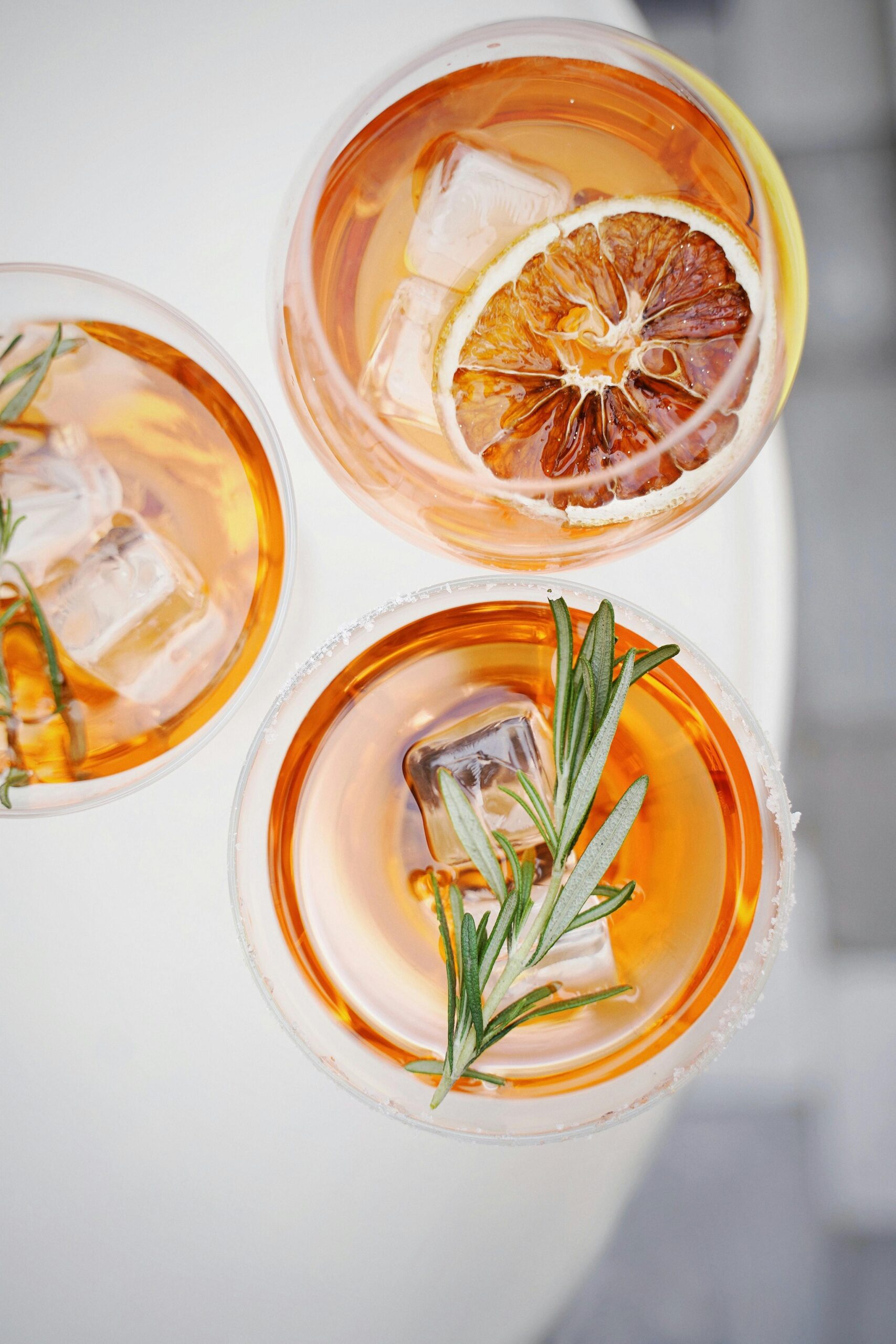 Cocktails colorés prêts à être dégustés lors d’un atelier EVJF à Marseille