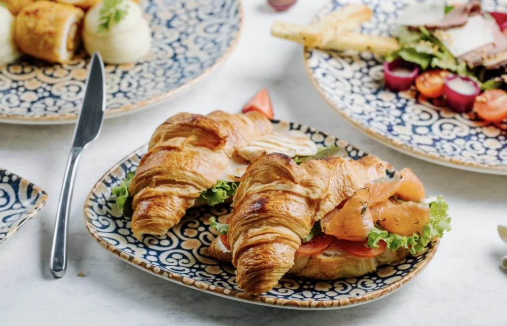 Croissant salé garni de jambon et fromage, parfait pour un brunch EVJF gourmand à Montpellier.