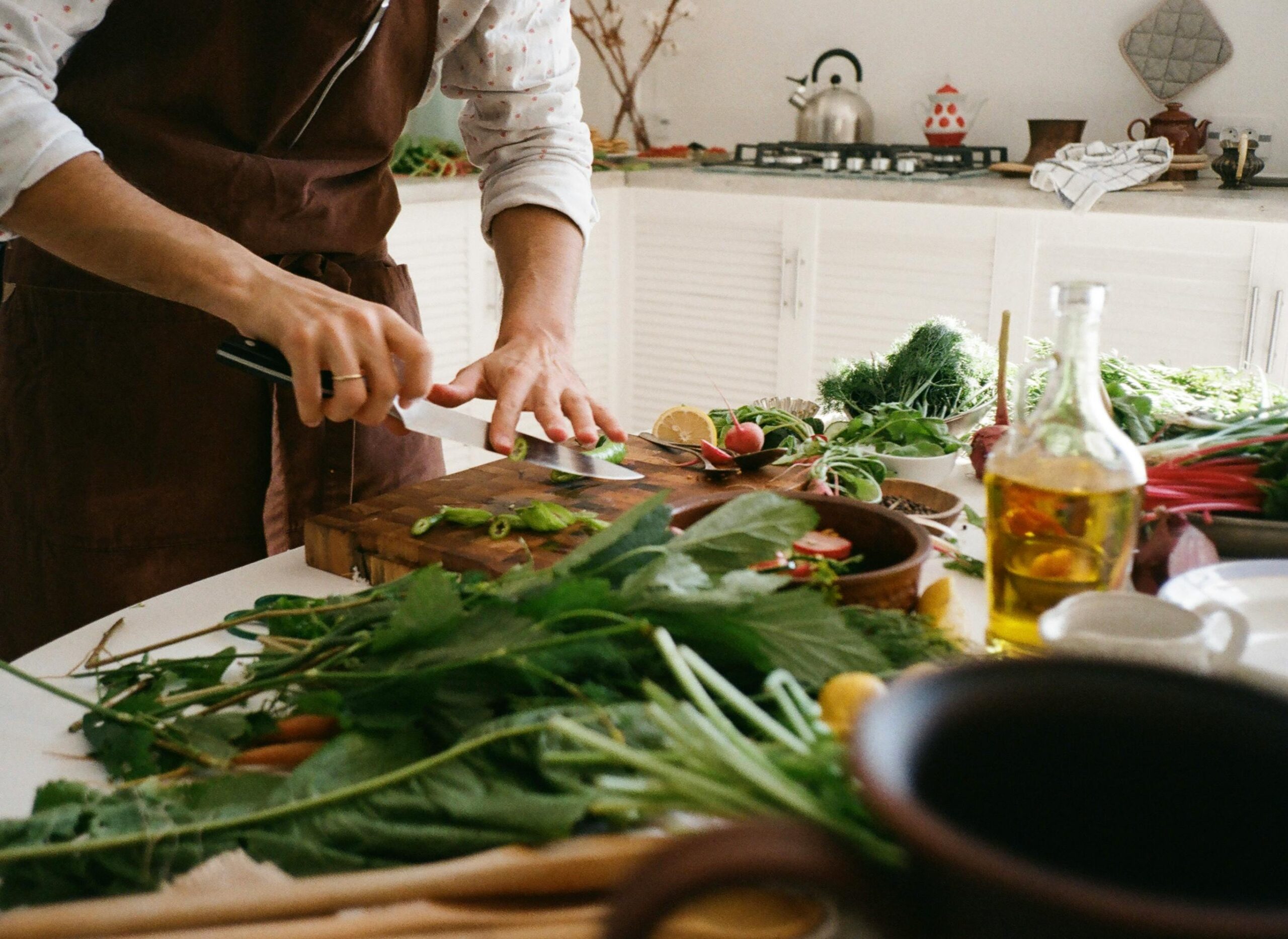 Chef à domicile EVJF Marseille préparant un repas avec passion pour la future mariée et ses amies.