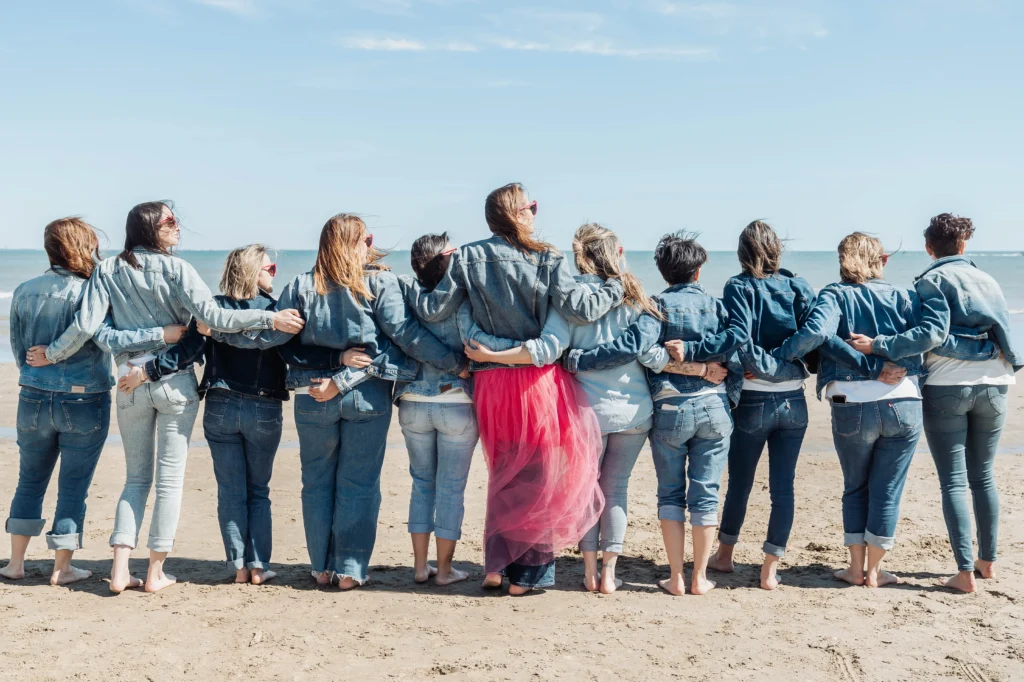 Groupe de femmes de dos, en train de filmer un clip vidéo EVJF, partageant un moment complice et joyeux.