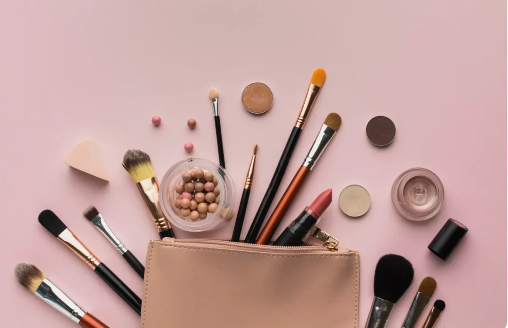 Pinceaux de maquillage professionnels posés, prêts pour une séance de mise en beauté lors d’un EVJF.
