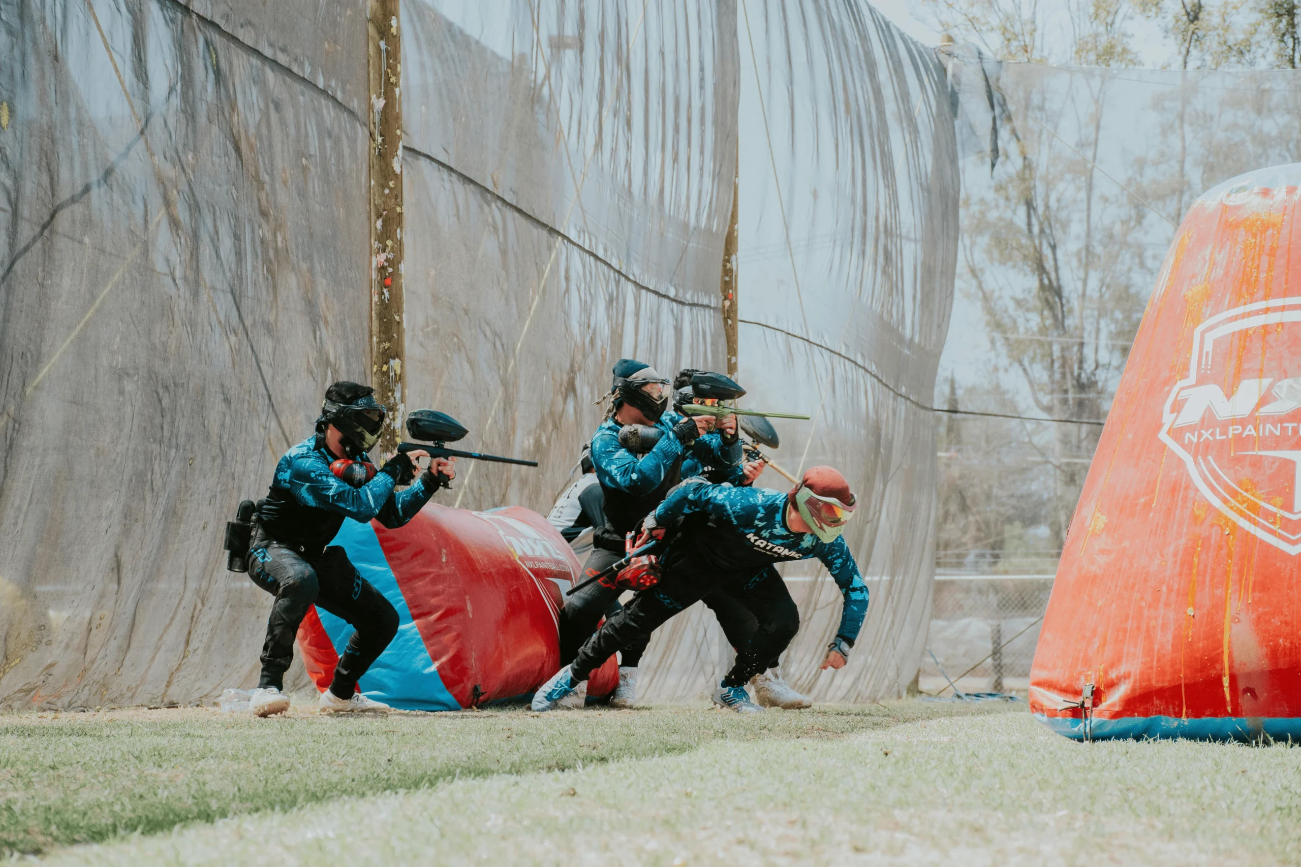 Équipe de femmes jouant au paintball lors d’un EVJF