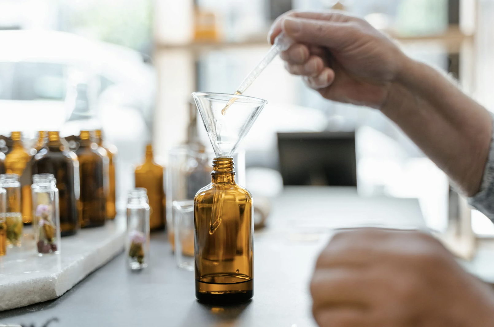 Flacons de parfum personnalisés créés pendant un atelier EVJF à Bordeaux.