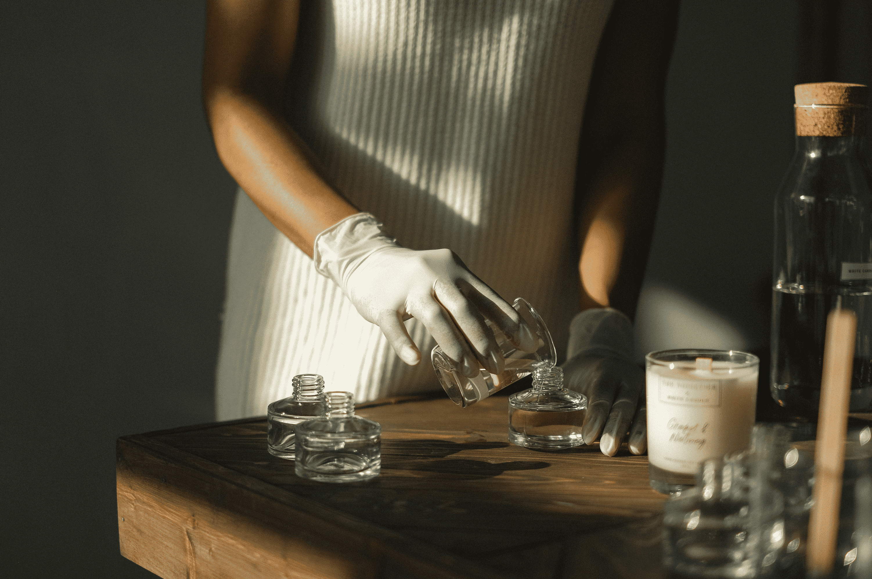 Atelier parfum d’ambiance EVJF à Marseille : groupe de femmes réunies autour d’une table, en pleine création de leur fragrance personnalisée