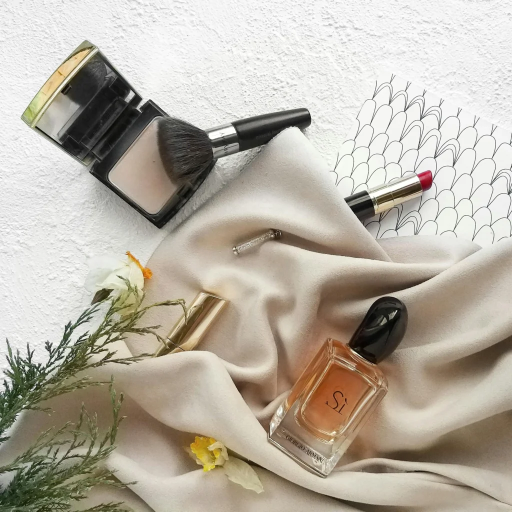 Produits de maquillage et flacon de parfum élégamment disposés à Tours