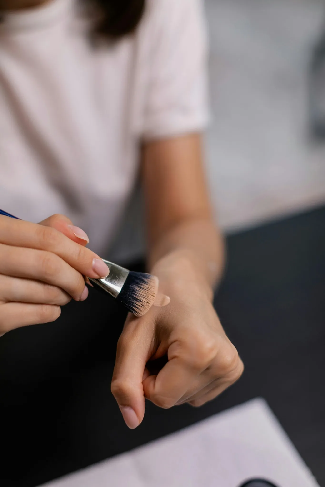 Application de fond de teint sur la main lors d’un atelier maquillage à Dijon