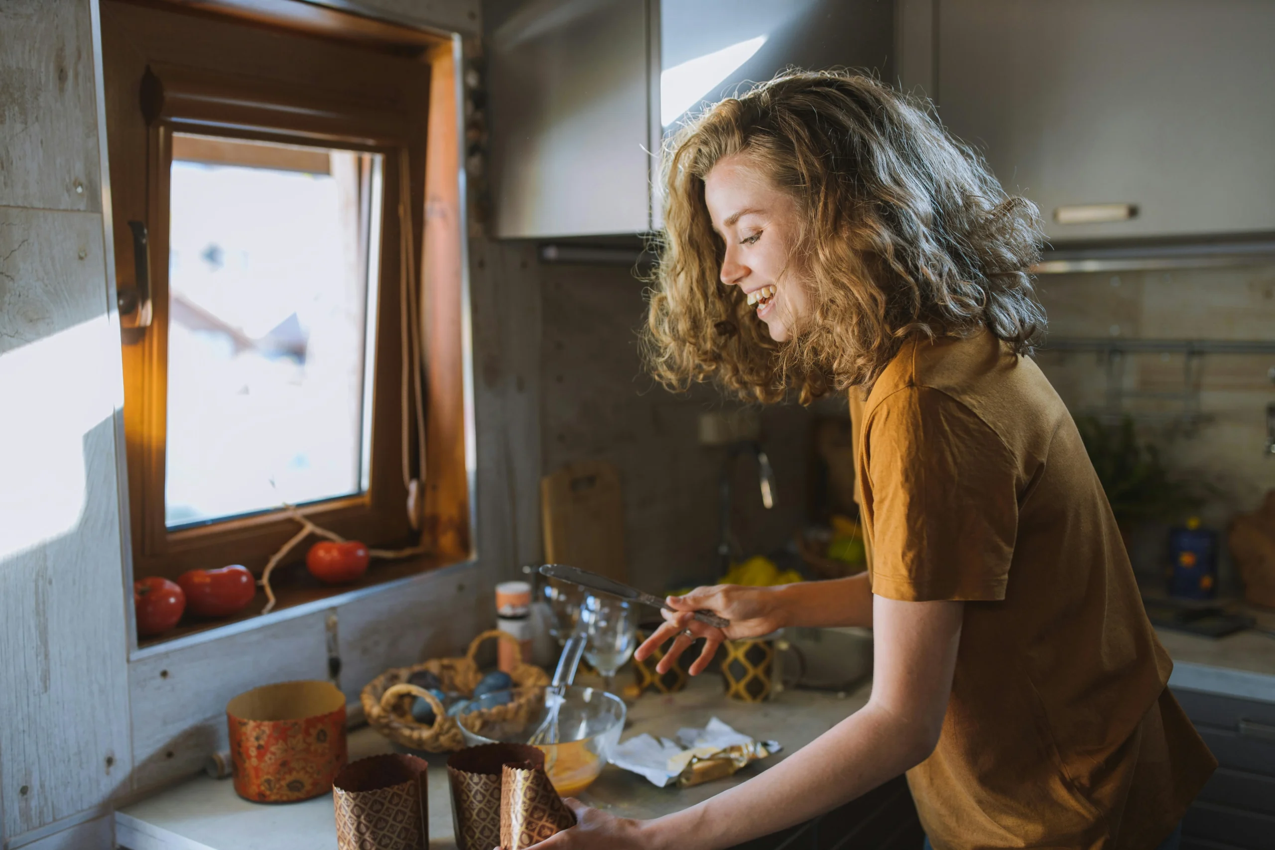Préparation de moules à gâteau lors d’un atelier pâtisserie à Aix-les-Bains