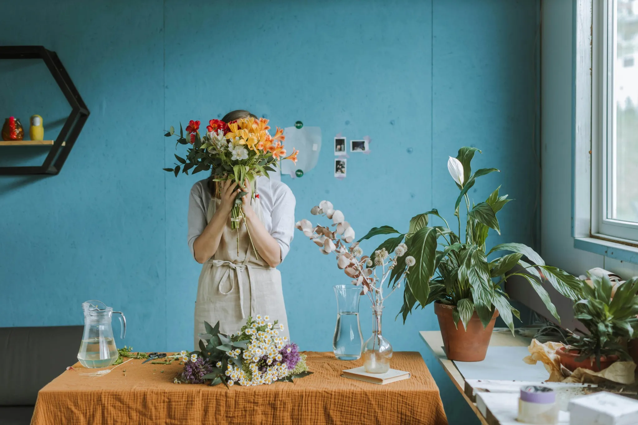 Femme tenant un grand bouquet coloré devant son visage lors d’un EVJF à Aix-les-Bains