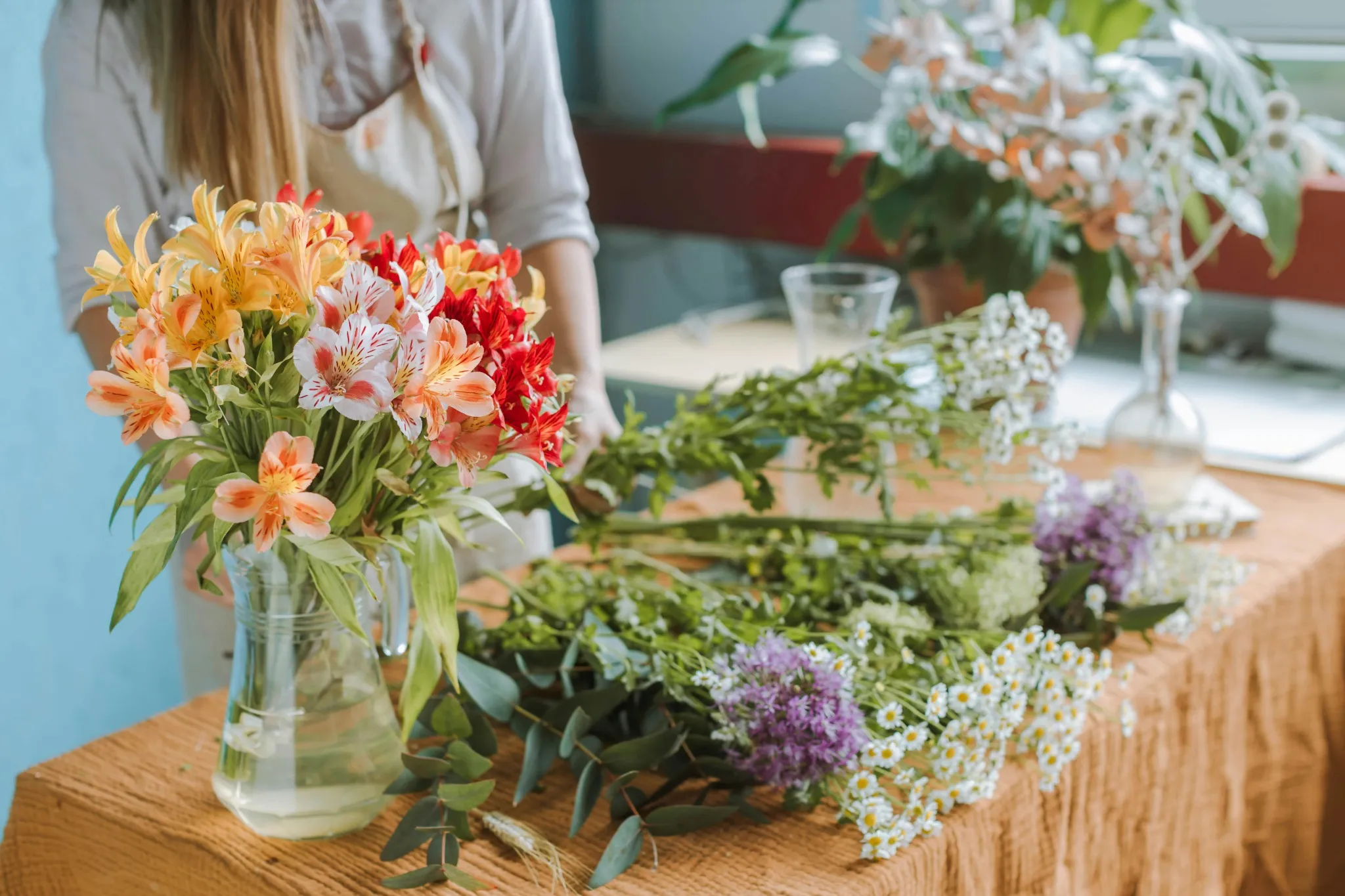 Bouquets colorés et fleurs fraîches sur une table lors d’un atelier floral à Dijon