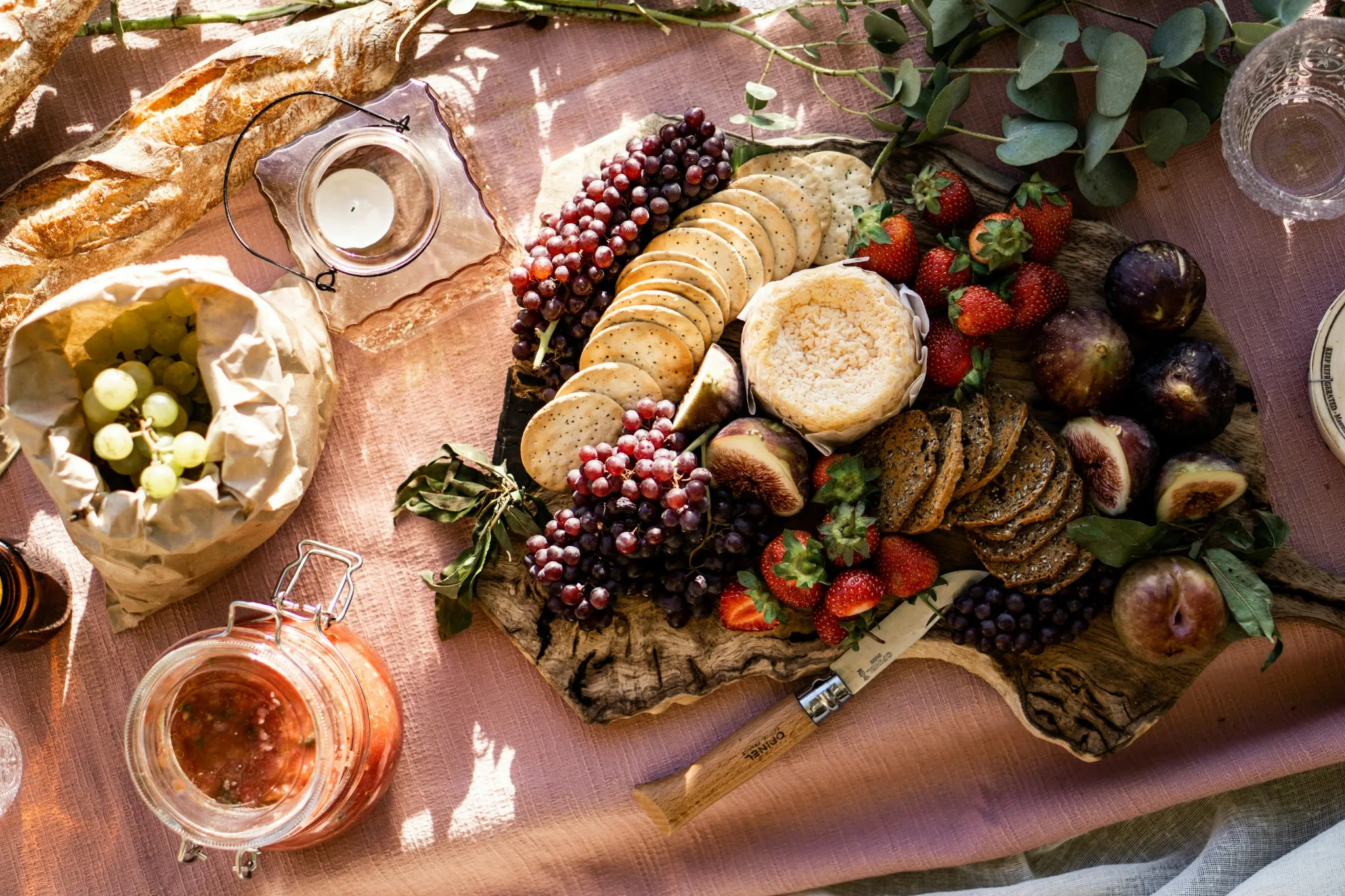 Plateau de fromages, biscuits et fruits frais pour un brunch EVJF à Aix-les-Bains