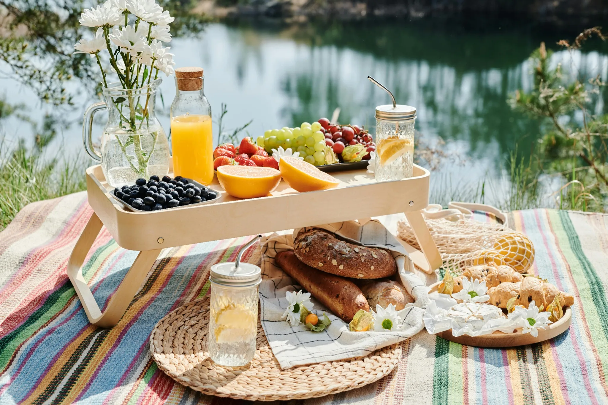 Plateau de fruits, viennoiseries et jus frais pour un brunch EVJF au Touquet