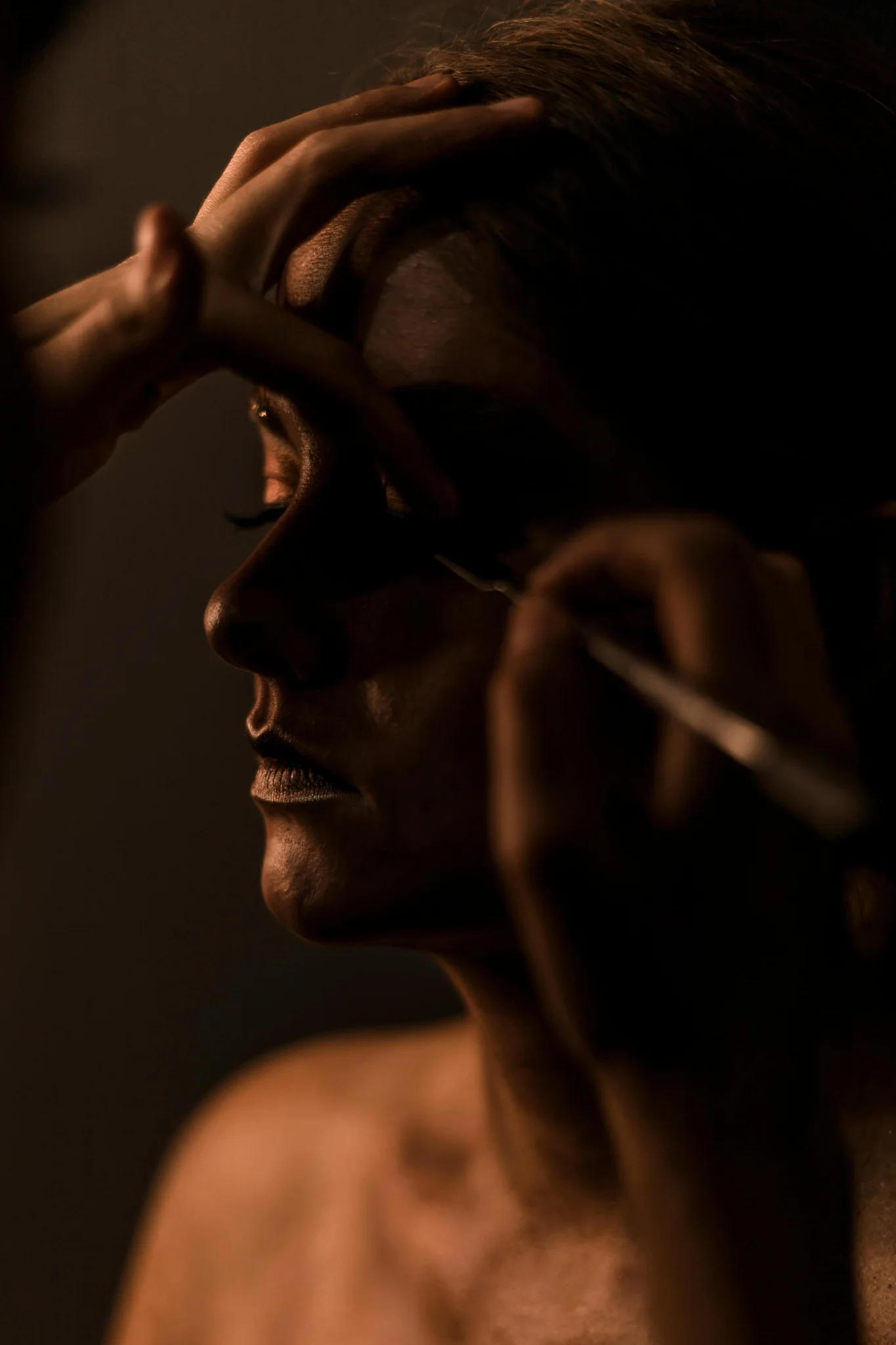 Application de maquillage des yeux en lumière tamisée lors d’un EVJF à Angers.
