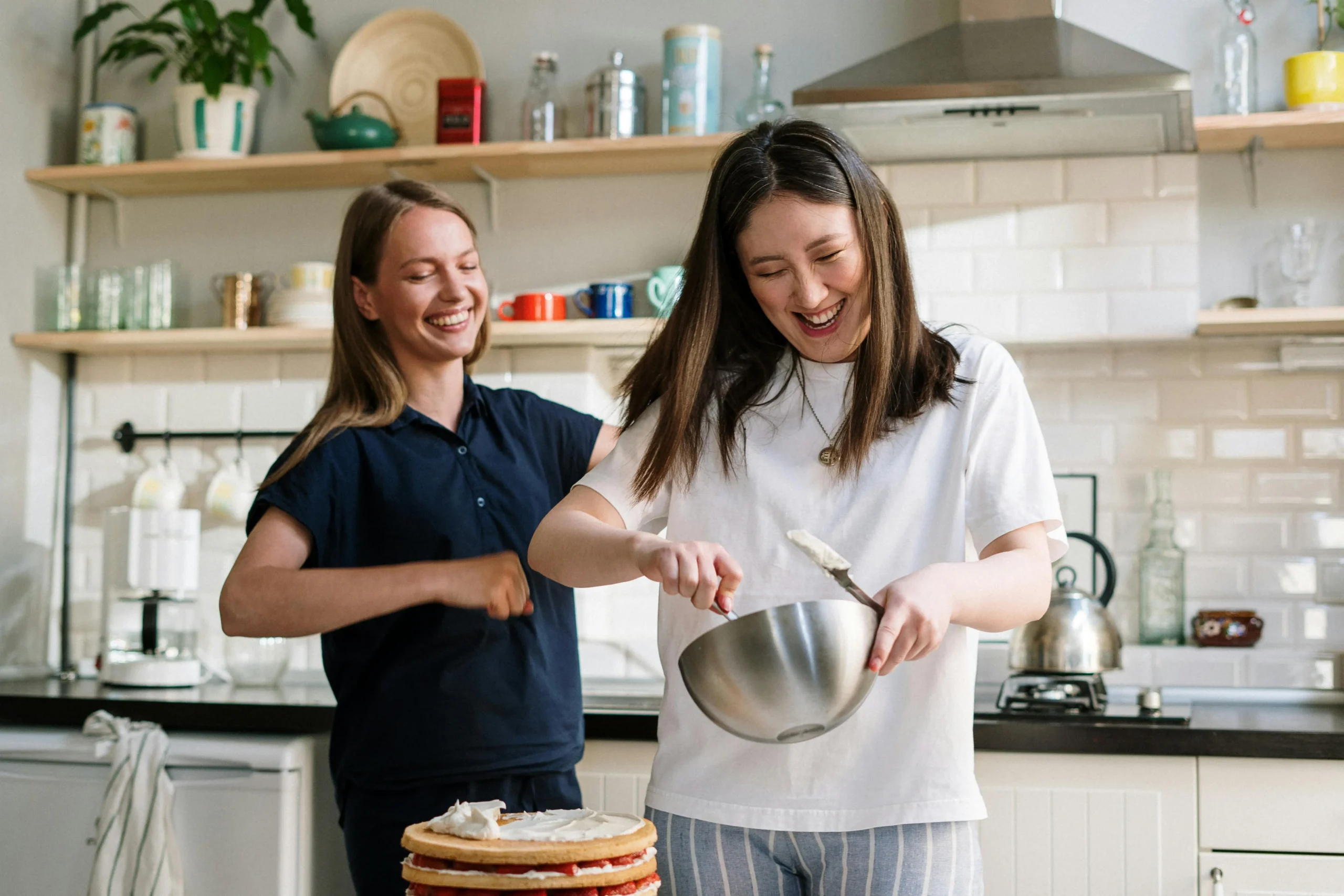 Deux participantes s’amusant lors d’un atelier pâtisserie au Touquet