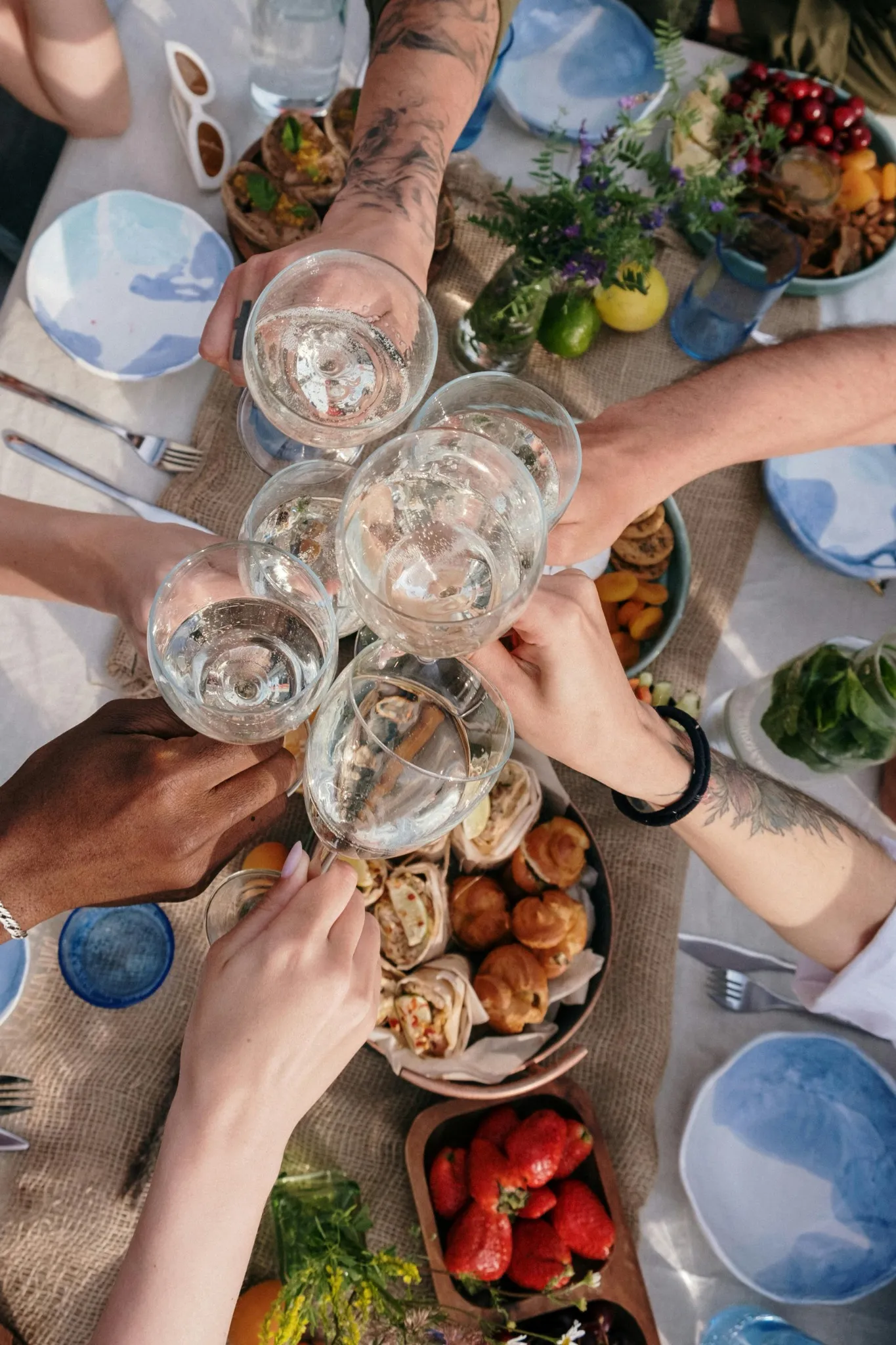 Table de brunch avec invités trinquant au champagne