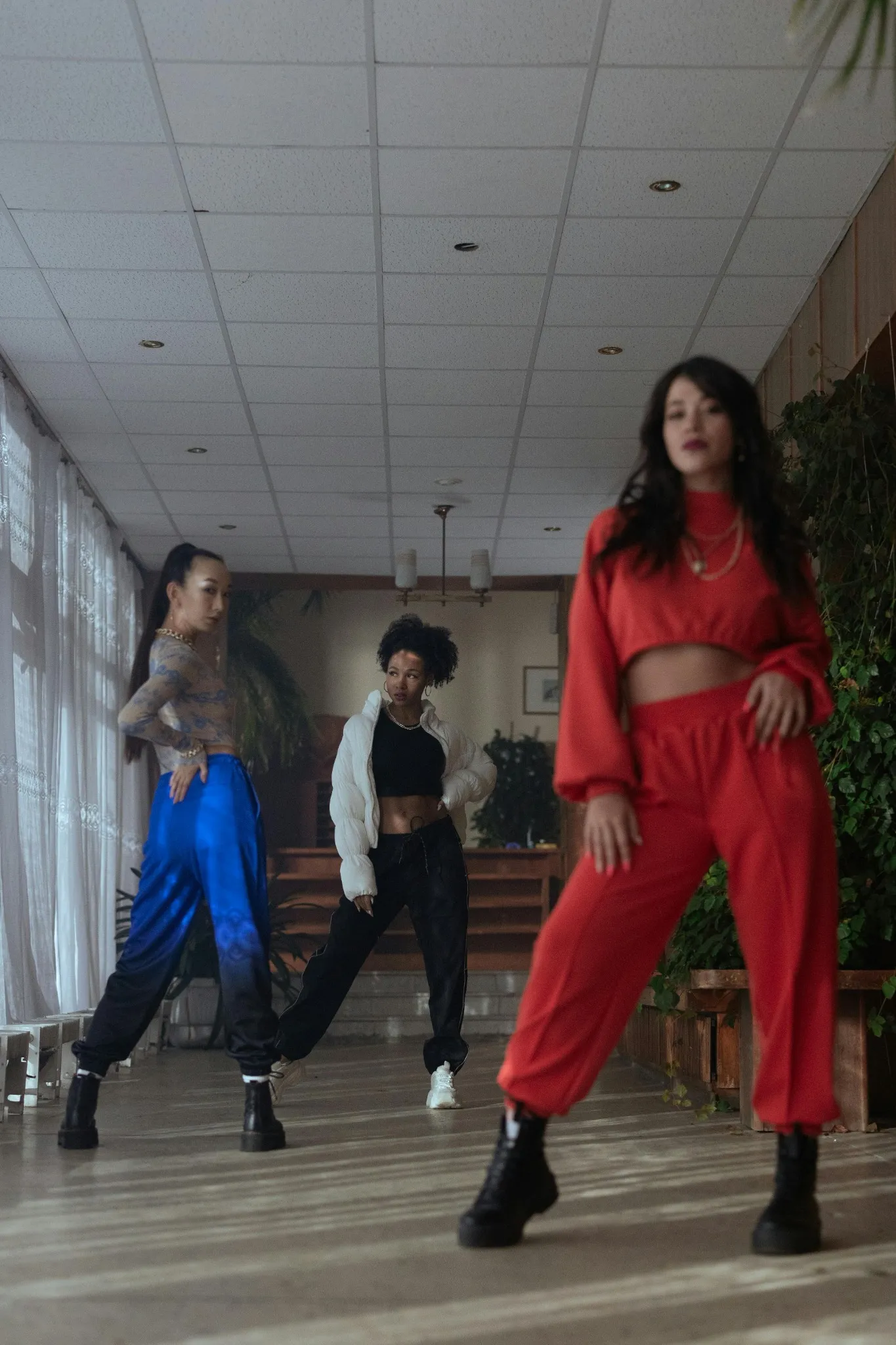 rois danseuses en tenue urbaine répètent une choré d’EVJF dans une salle à Rouen.