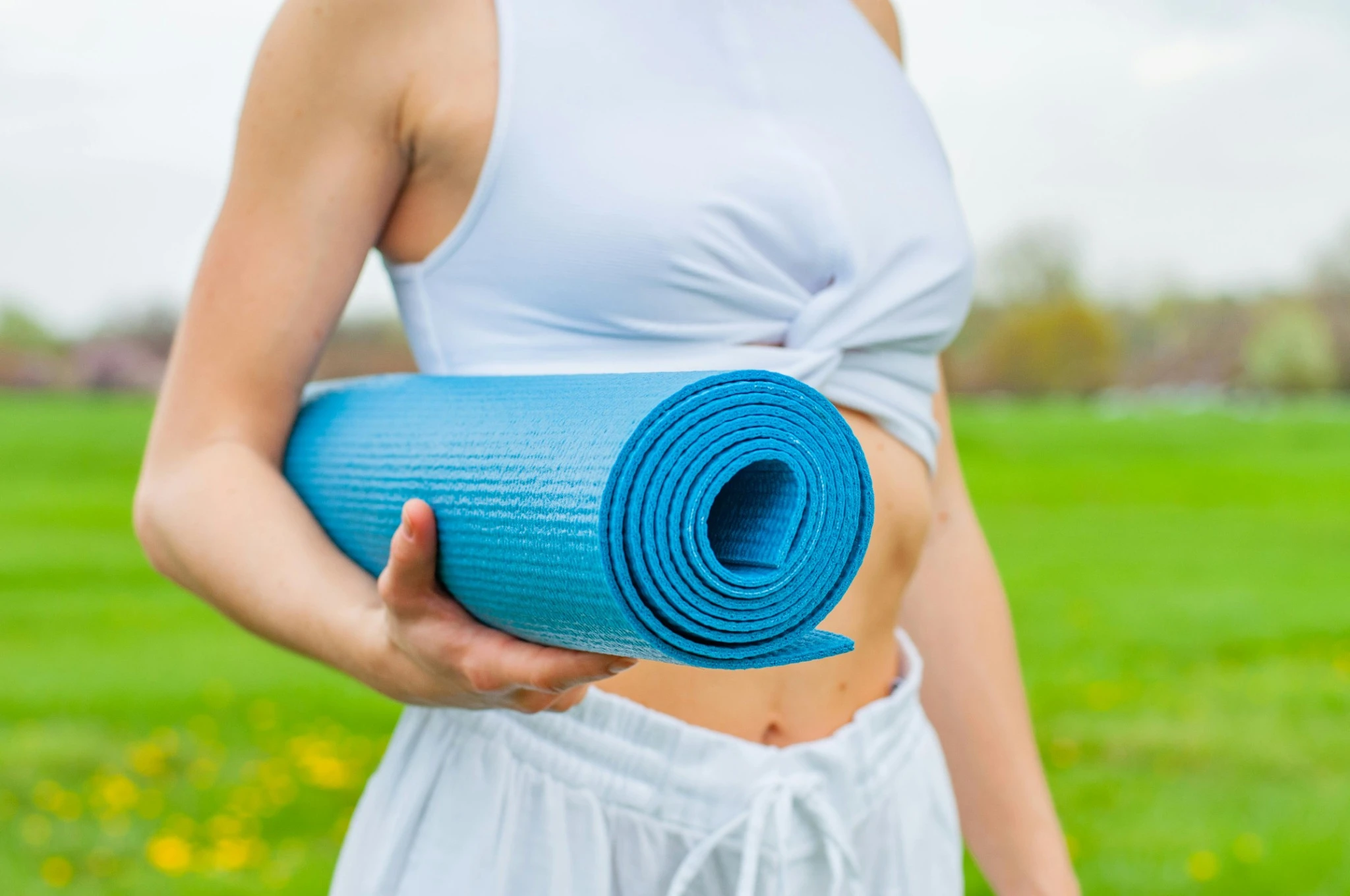 Groupe d’amies pratiquant le yoga lors d’un EVJF à Angers