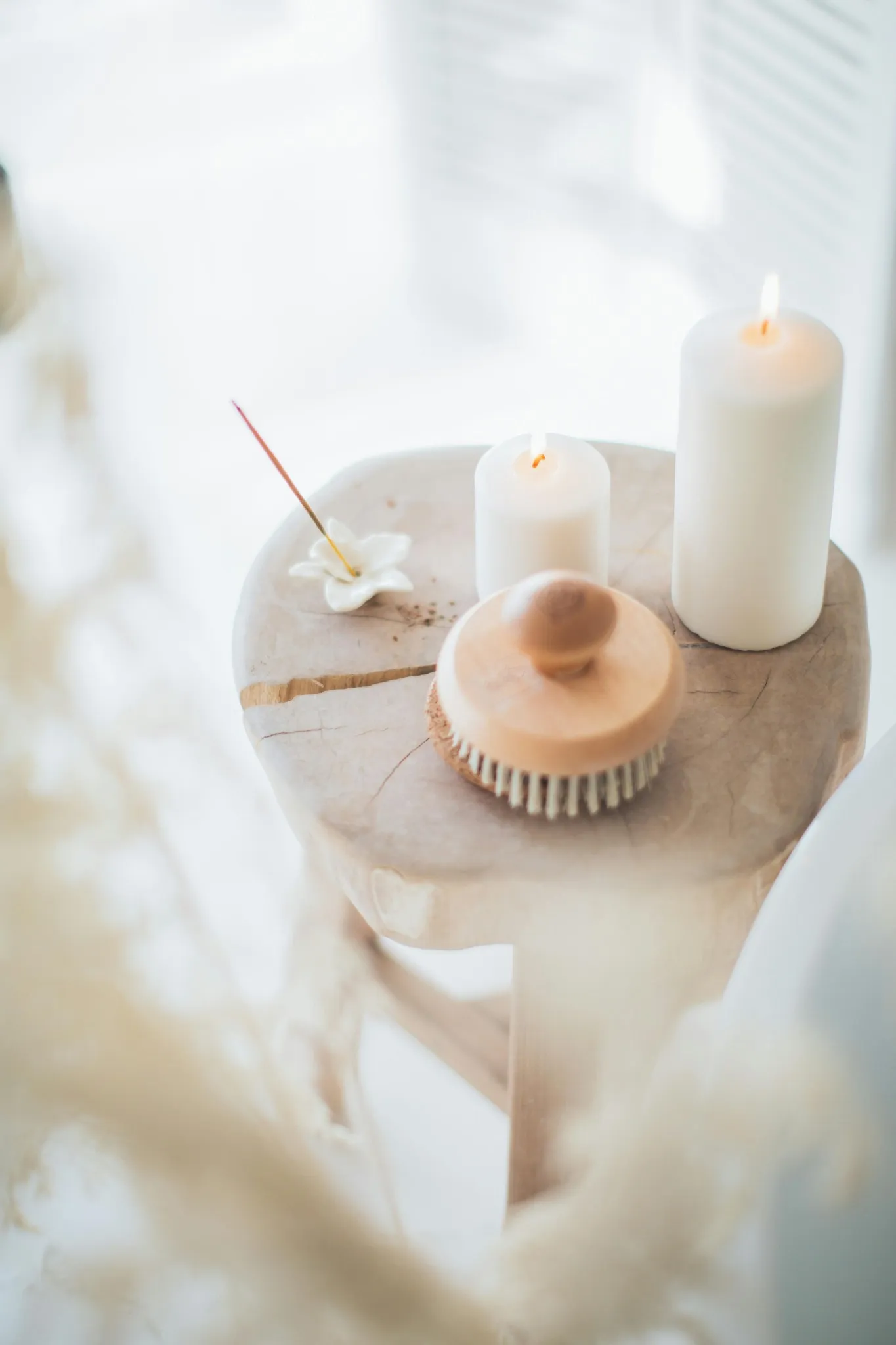 Accessoires de spa avec bougies et brosse de massage lors d’un EVJF à Aix-les-Bains