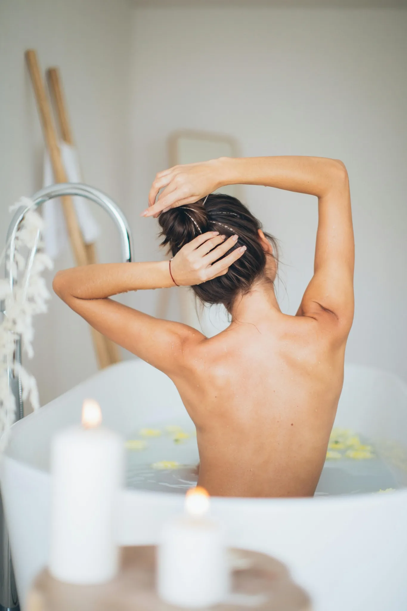 Femme dans un bain floral relaxant pour un EVJF à Dijon