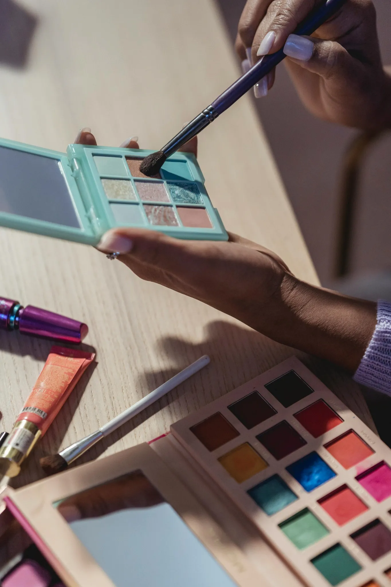Application de fard à paupières avec une palette colorée lors d’un EVJF au Touquet